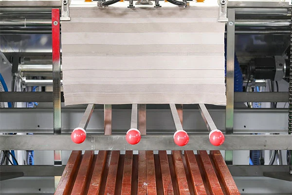 Ano ang Ginagawang Mas Mapagpatuloy na Pagpipilian ang Intelligent Laminating para sa Print Finishing?